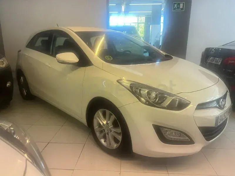 Usado Hyundai i30 110 CV (80 kW) 2013 Blanco Berlina