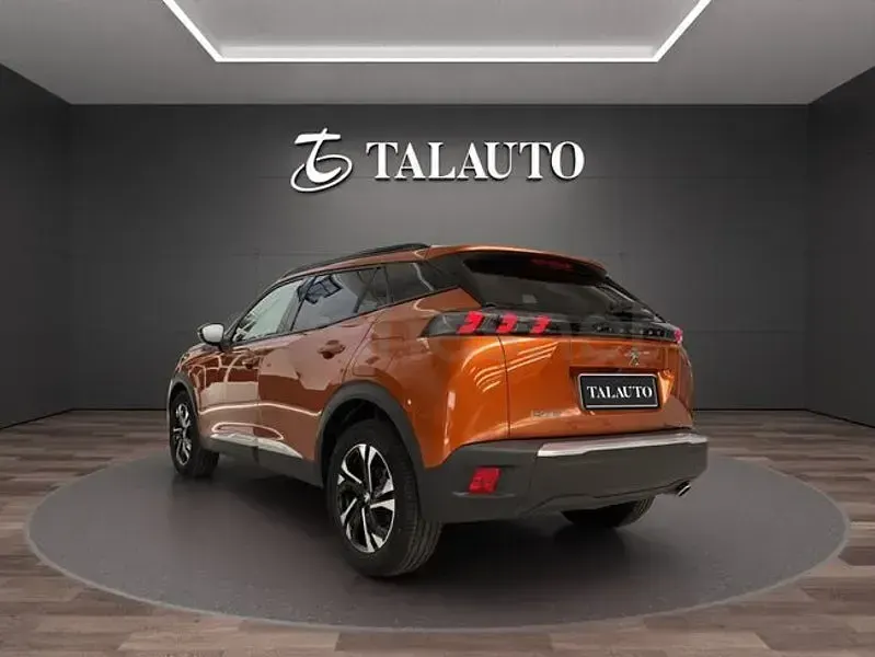 Usado Peugeot 2008 Allure 110 CV (80 kW) 2021 Naranja SUV