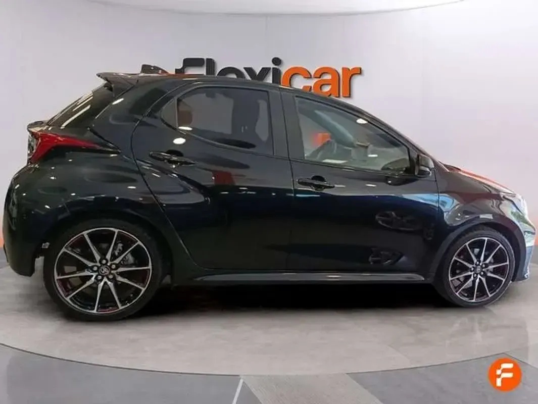 Usado Toyota Yaris Sport 116 CV (85 kW) 2022 Negro Utilitario