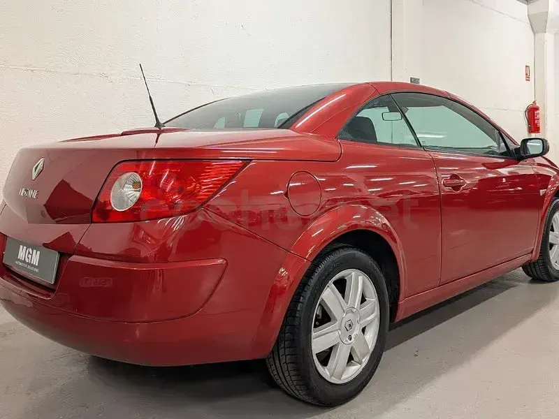 Usado Renault Mégane Cabriolet Authentique 115 CV (84 kW) 2005 Rojo Descapotable