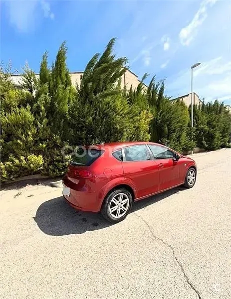 Usado Seat Leon Reference 105 CV (77 kW) 2010 Granate Utilitario