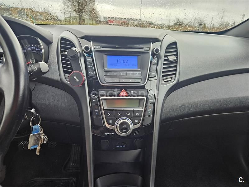 Usado Hyundai i30 GO! 110 CV (80 kW) 2016 Rojo Berlina