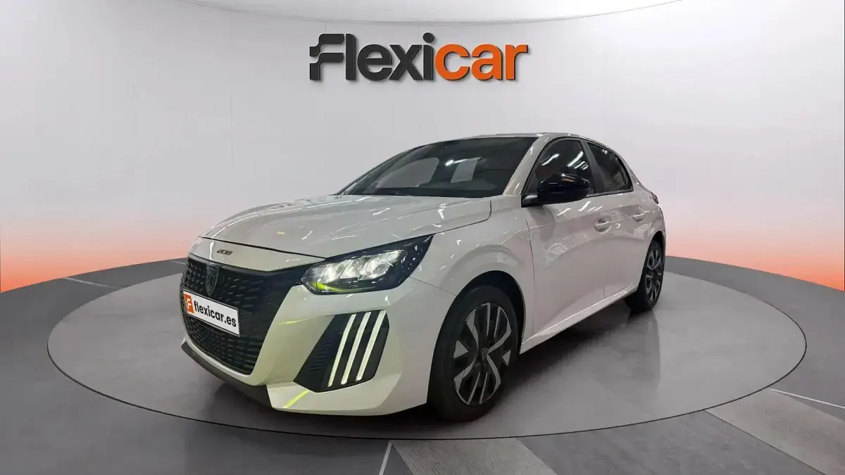 Usado Peugeot 208 Active 102 CV (75 kW) 2024 Blanco Utilitario