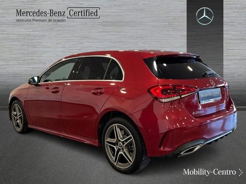 Usado Mercedes A250 AMG line 218 CV (160 kW) 2022 Patagonia red  metallic paint