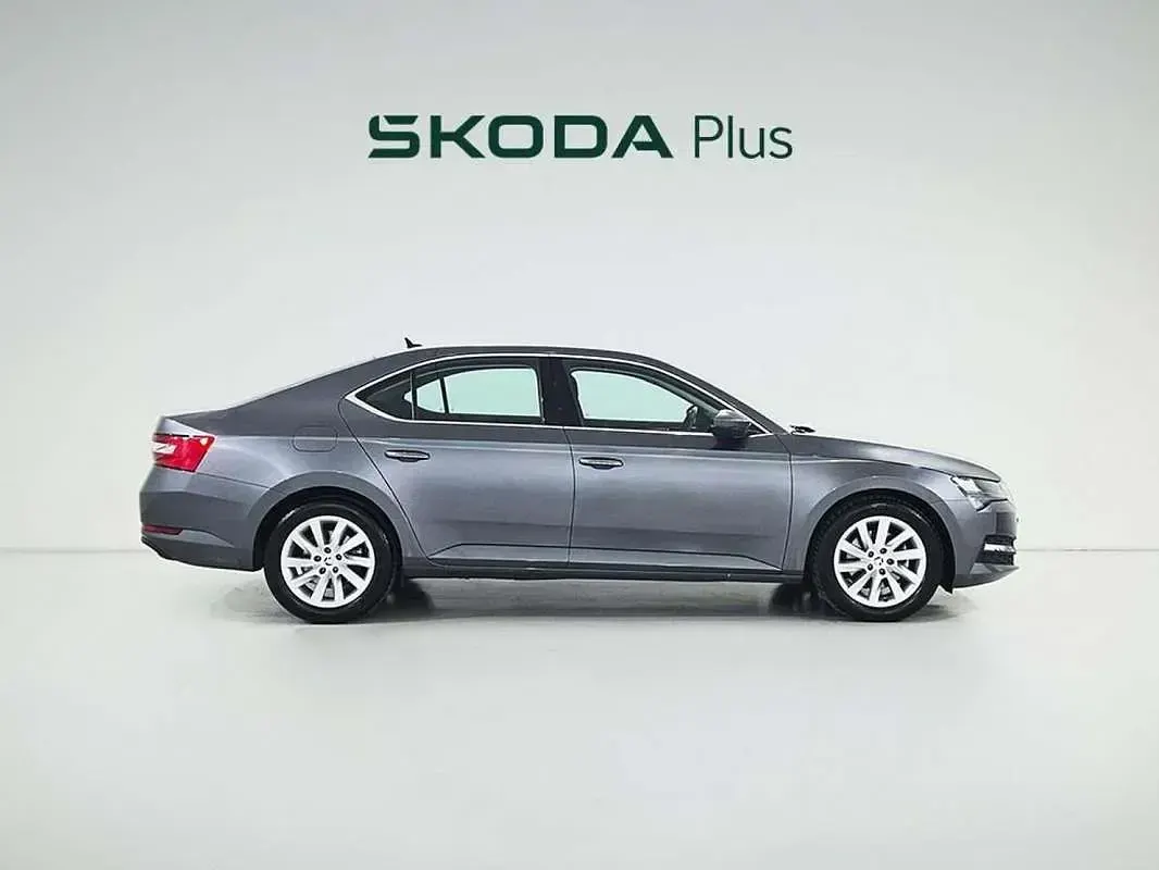 Usado Skoda Superb Ambition 150 CV (110 kW) 2022 Gris Berlina