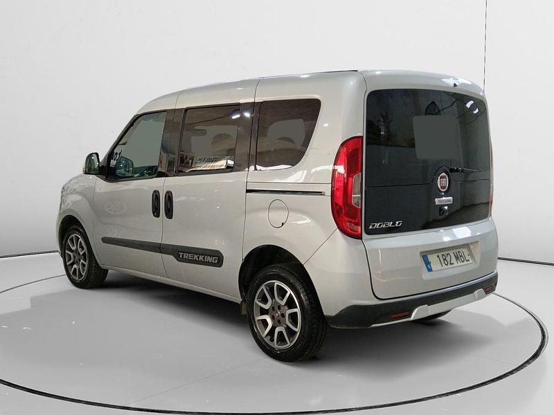 Usado Fiat Doblò Trekking 120 CV (88 kW) 2022 Gris Monovolumen