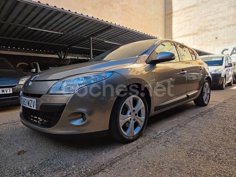 Beige Usado 2009 Renault Mégane Dynamique Berlina | 4000 € (Buen precio) - Imagen 1/4