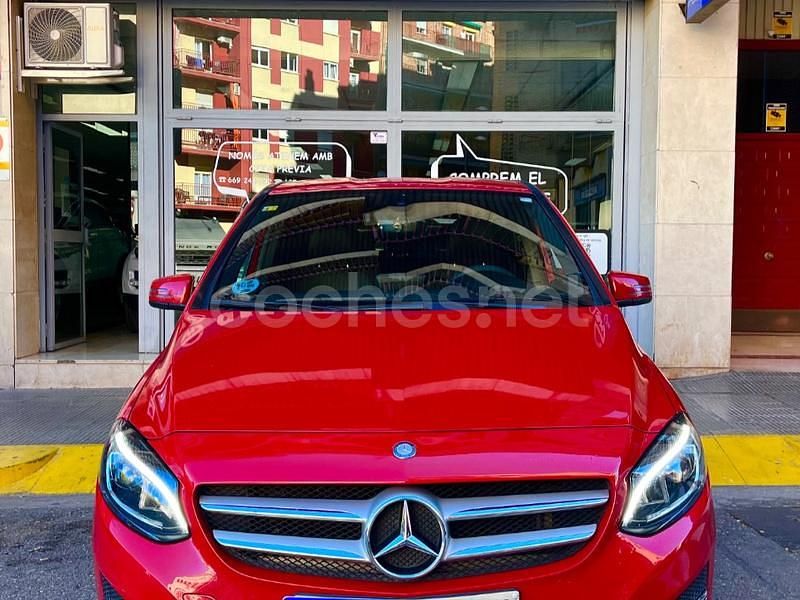 Usado Mercedes B180 AMG line 109 CV (80 kW) 2016 Rojo Monovolumen