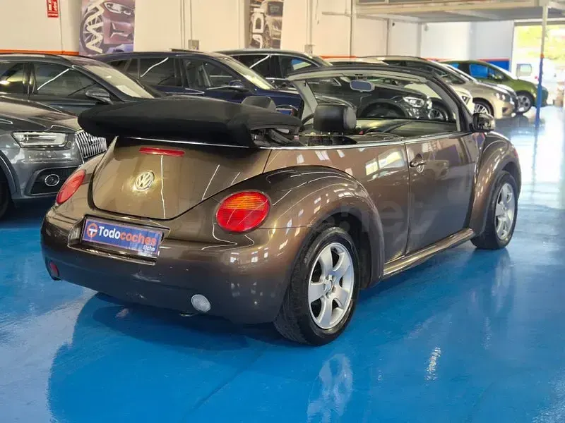 Usado VW New Beetle 100 CV (73 kW) 2003 Marrón Utilitario
