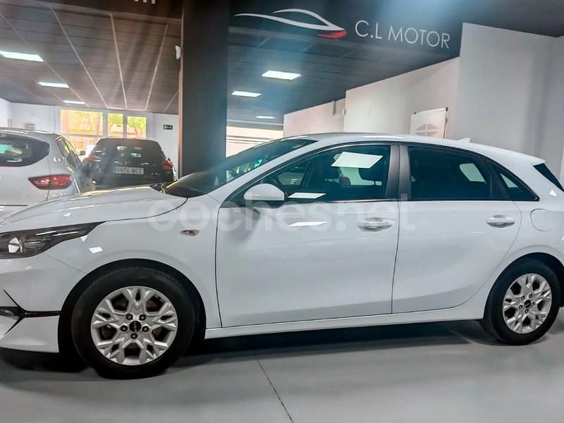 Blanco Usado 2022 Kia Ceed Berlina | 14.800 € (Buen precio) - Imagen 1/4