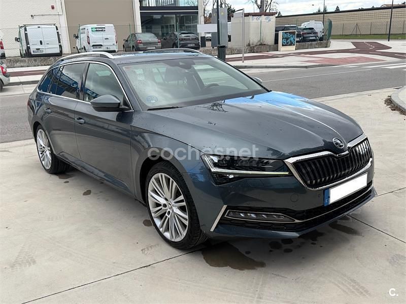 Usado Skoda Superb Style 218 CV (160 kW) 2021 Gris / plata Familiar