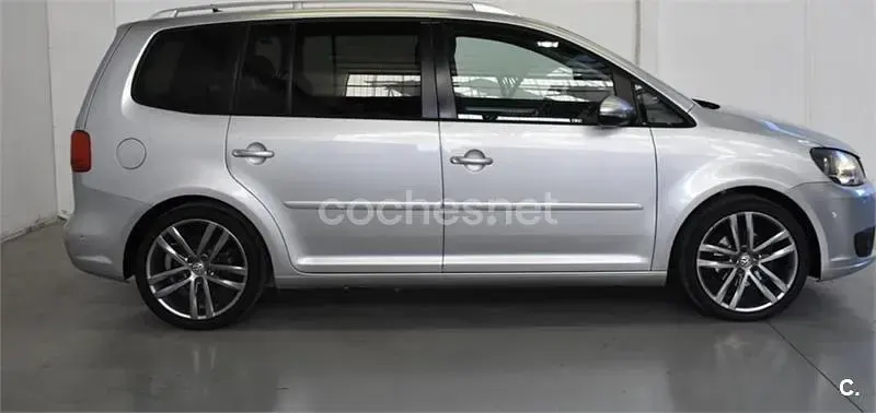Usado VW Touran Advance 105 CV (77 kW) 2012 Gris / plata Monovolumen