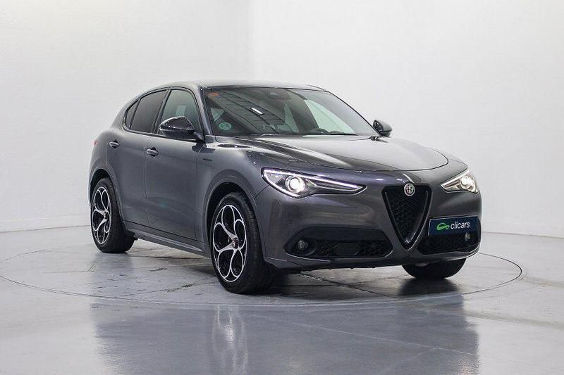 Usado Alfa Romeo Stelvio Ti 210 CV (154 kW) 2021 Gris / plata SUV