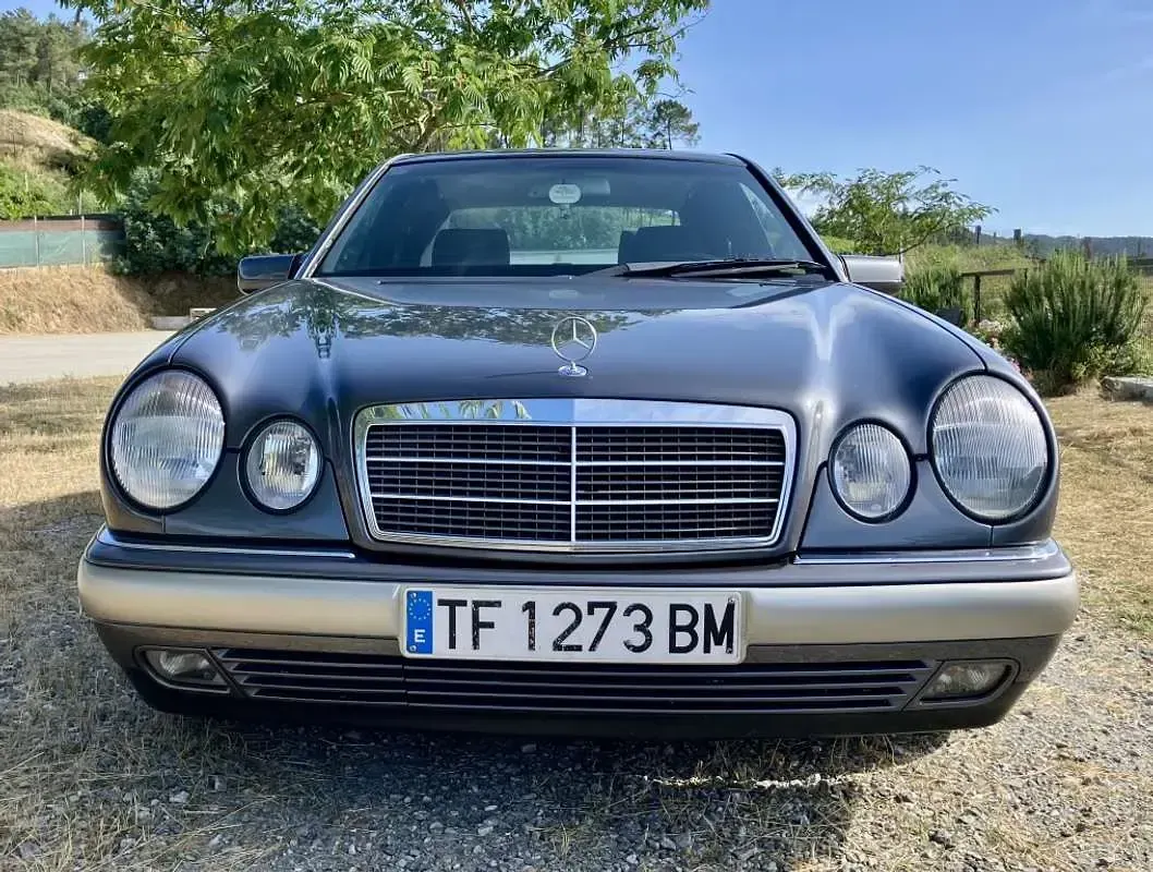 Usado Mercedes E230 Elegance 150 CV (110 kW) 1997 Gris Berlina