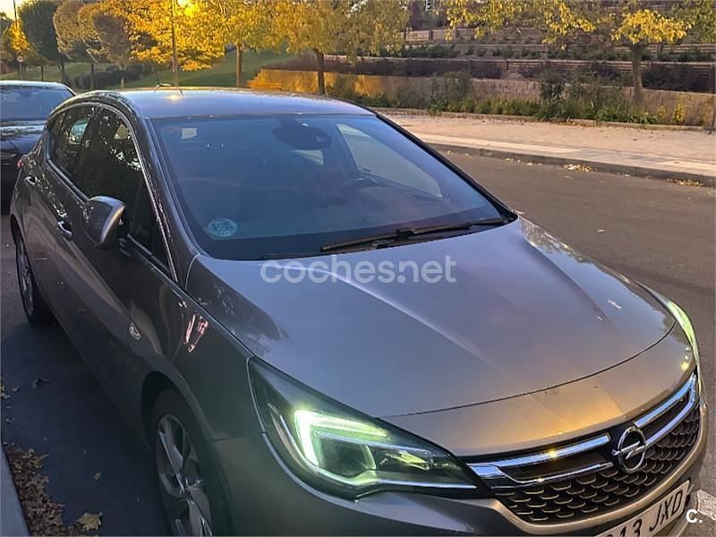 Gris / plata Usado 2017 Opel Astra Dynamic Berlina | 9500 € (Buen precio) - Imagen 1/4
