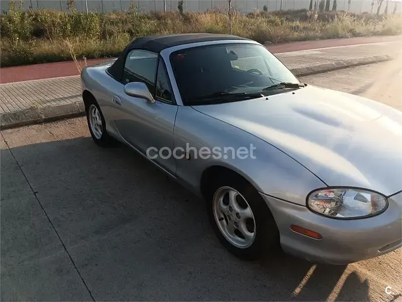 Usado Mazda MX5 110 CV (80 kW) 1998 Gris / plata Descapotable
