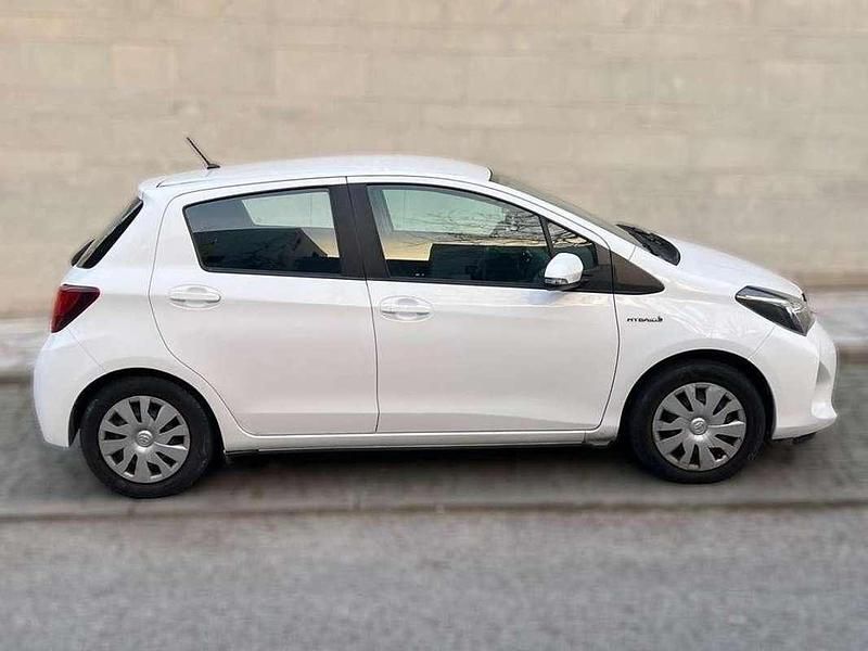 Usado Toyota Yaris Hybrid Active 75 CV (55 kW) 2014 Blanco Berlina