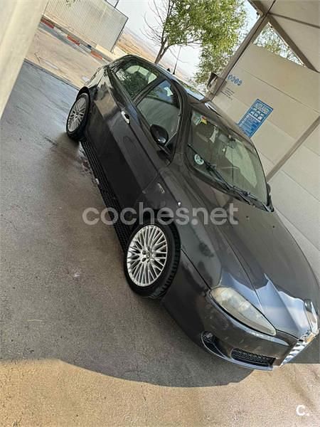 Negro Usado 2007 Alfa Romeo 147 Distinctive Utilitario | 2000 € (Precio justo) - Imagen 1/4