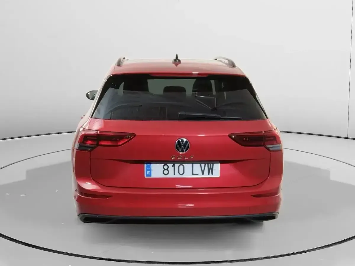 Usado VW Golf VIII Life 115 CV (84 kW) 2022 Rojo Familiar
