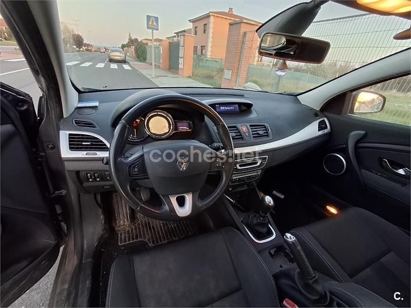 Usado Renault Mégane Dynamique 110 CV (80 kW) 2010 Gris / plata Berlina