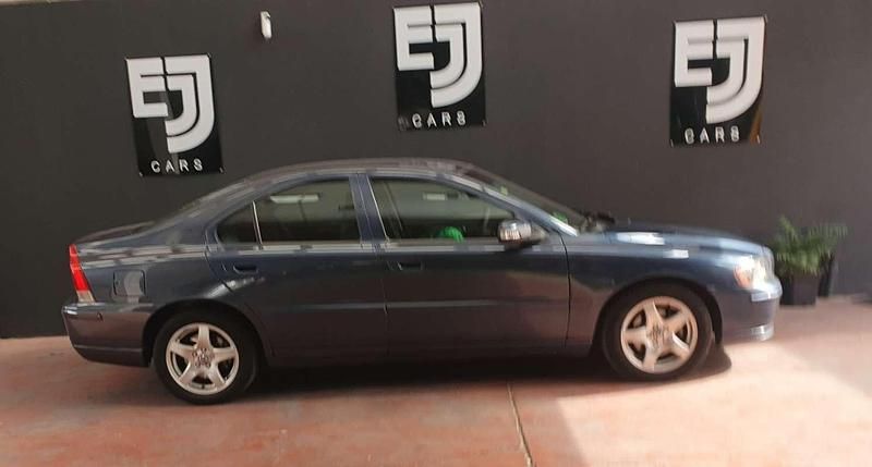 Azul Usado 2006 Volvo S60 Momentum Berlina | 6690 € (Precio justo) - Imagen 1/4