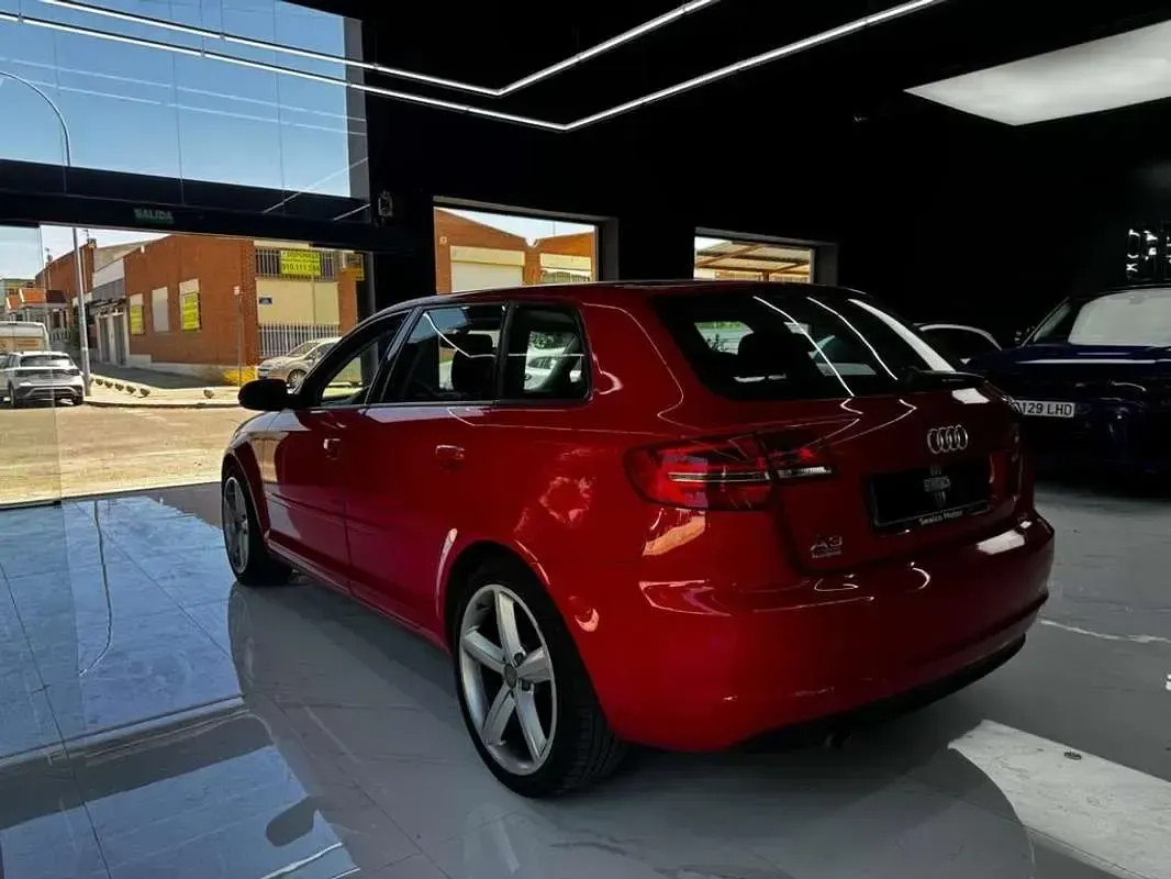 Usado Audi A3 Sportback Attraction 150 CV (110 kW) 2013 Rojo Utilitario