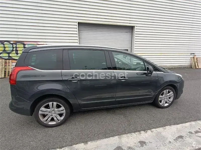 Usado Peugeot 5008 Allure 150 CV (110 kW) 2015 Gris / plata Monovolumen