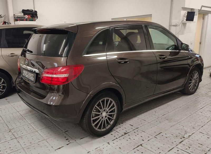 Usado Mercedes B250e 132 kW (180 CV) 2016 Marrón Monovolumen