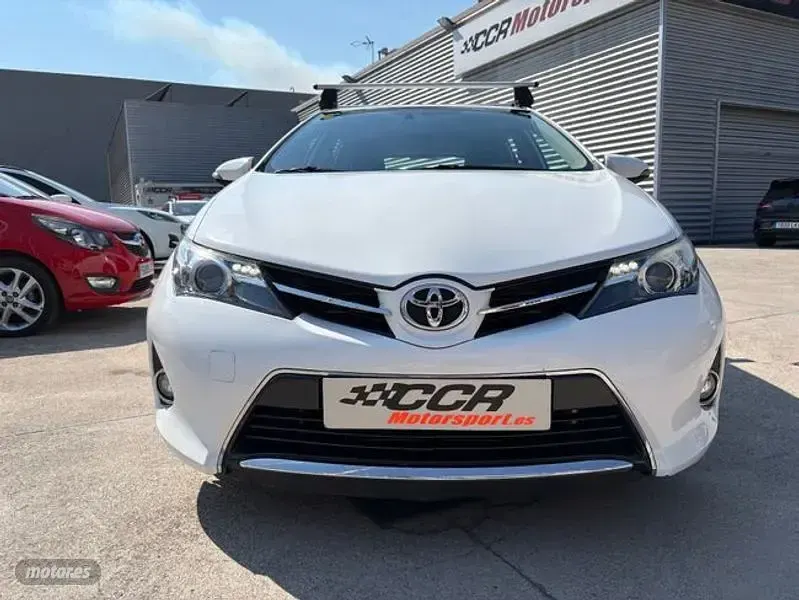 Usado Toyota Auris Advance 123 CV (90 kW) 2013 Blanco Berlina