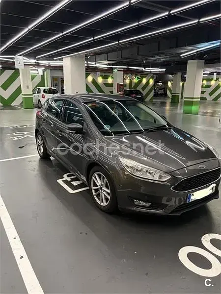 Usado Ford Focus Trend 125 CV (91 kW) 2015 Gris / plata Berlina