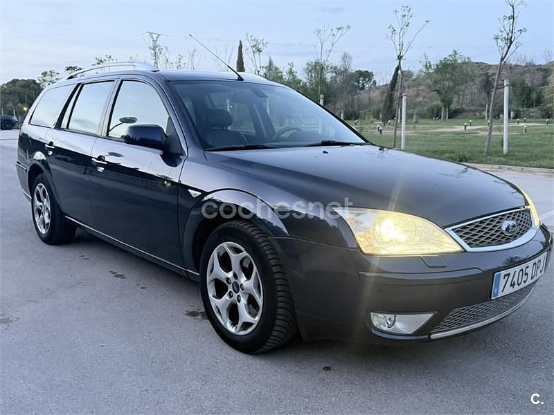 Usado Ford Mondeo Ghia 130 CV (95 kW) 2005 Azul Familiar
