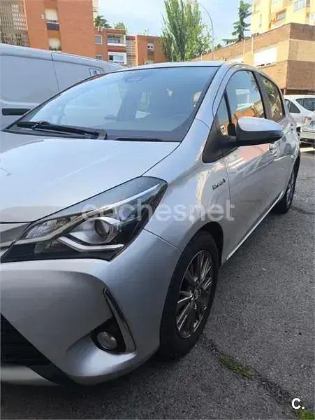 Usado Toyota Yaris Hybrid Active 100 CV (73 kW) 2018 Gris / plata Berlina