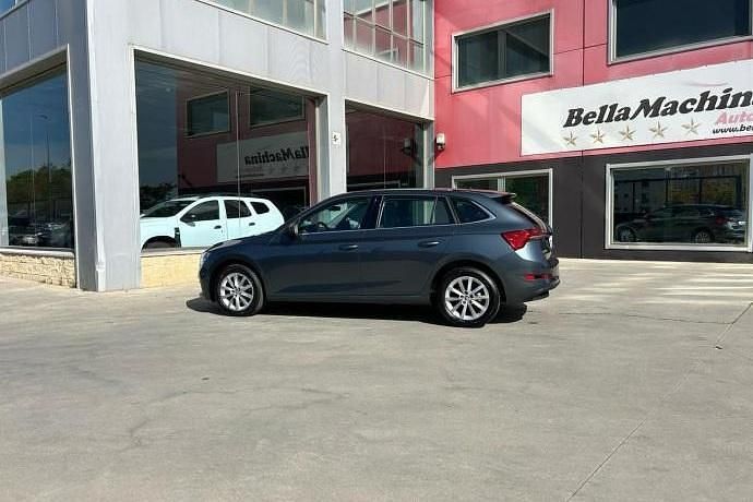 Usado Skoda Scala Ambition 111 CV (81 kW) 2021 Amarillo Utilitario