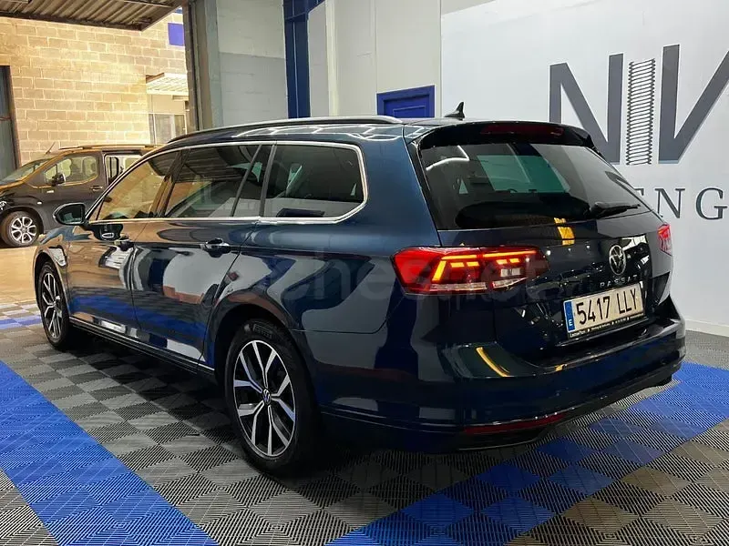 Usado VW Passat Executive 122 CV (89 kW) 2021 Azul Familiar