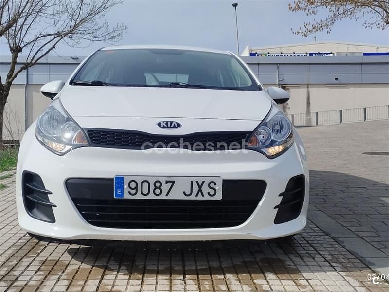 Usado Kia Rio 84 CV (61 kW) 2017 Blanco Berlina