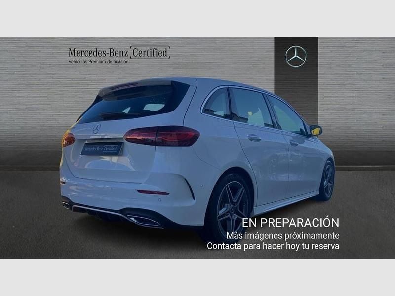 Usado Mercedes B200 AMG line 150 CV (110 kW) 2025 Pintura uni, blanco polar Monovolumen