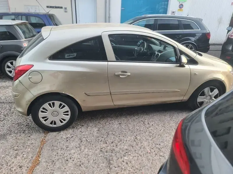 Usado Opel Corsa Enjoy 80 CV (58 kW) 2007 Beige Utilitario