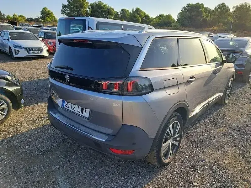 Usado Peugeot 5008 Allure 131 CV (96 kW) 2022 Gris SUV