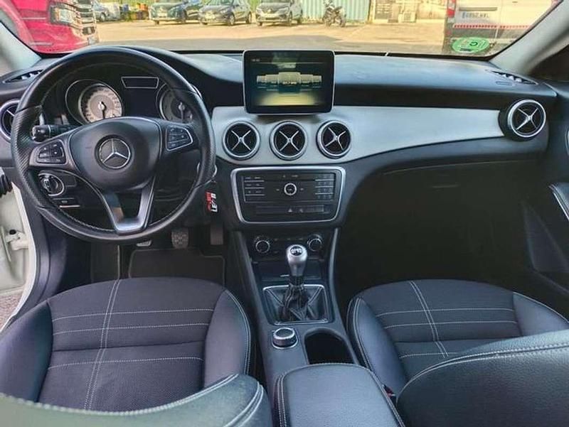 Usado Mercedes CLA200 Shooting Brake 136 CV (100 kW) 2015 Blanco Familiar