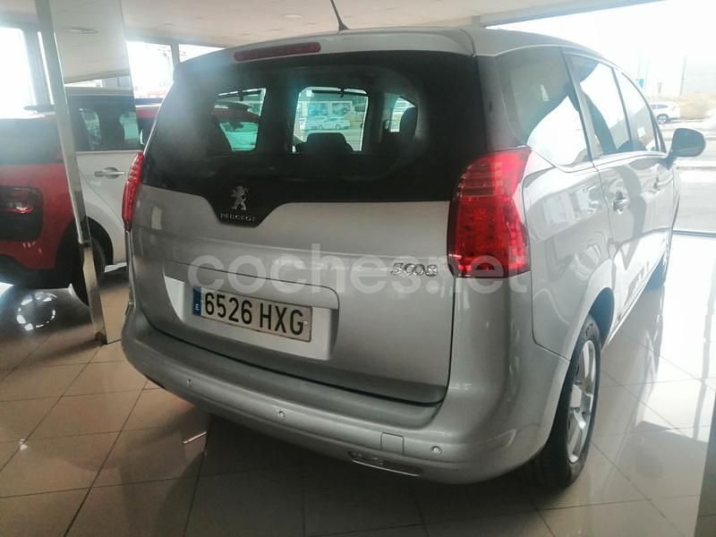 Usado Peugeot 5008 Active 115 CV (84 kW) 2014 Gris / plata Monovolumen