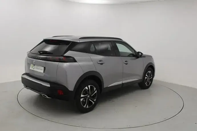 Usado Peugeot 2008 Allure 100 CV (73 kW) 2023 Plateado SUV