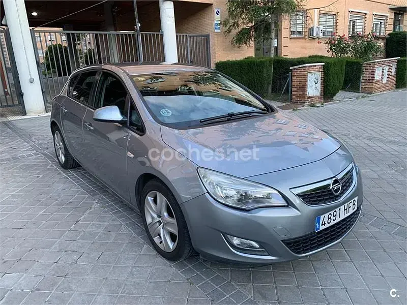 Usado Opel Astra Enjoy 95 CV (69 kW) 2011 Gris / plata Berlina