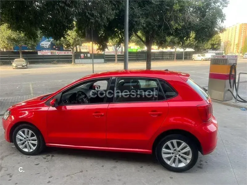 Usado VW Polo Advance 90 CV (66 kW) 2014 Rojo Berlina