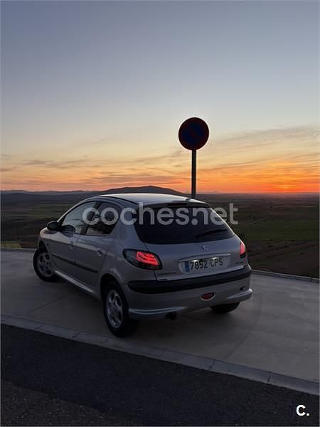 Usado Peugeot 206 90 CV (66 kW) 2003 Gris / plata Berlina