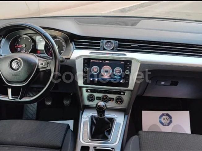 Usado VW Passat Advance 120 CV (88 kW) 2019 Gris / plata Familiar
