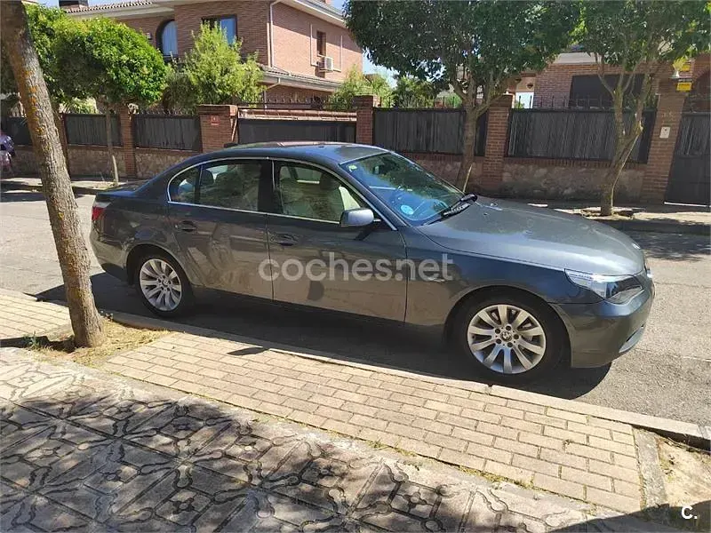 Usado BMW 520 170 CV (125 kW) 2004 Gris / plata Berlina