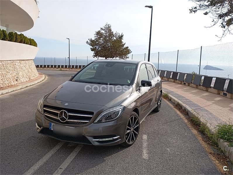 Usado Mercedes B220 170 CV (125 kW) 2014 Gris / plata Monovolumen
