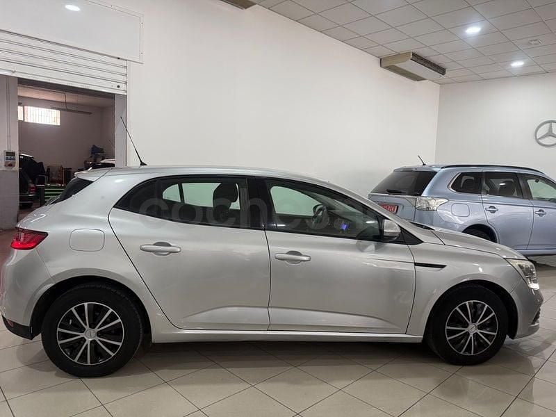 Usado Renault Mégane IV Life 100 HP (73 kW) 2017 Cinzento Sedan