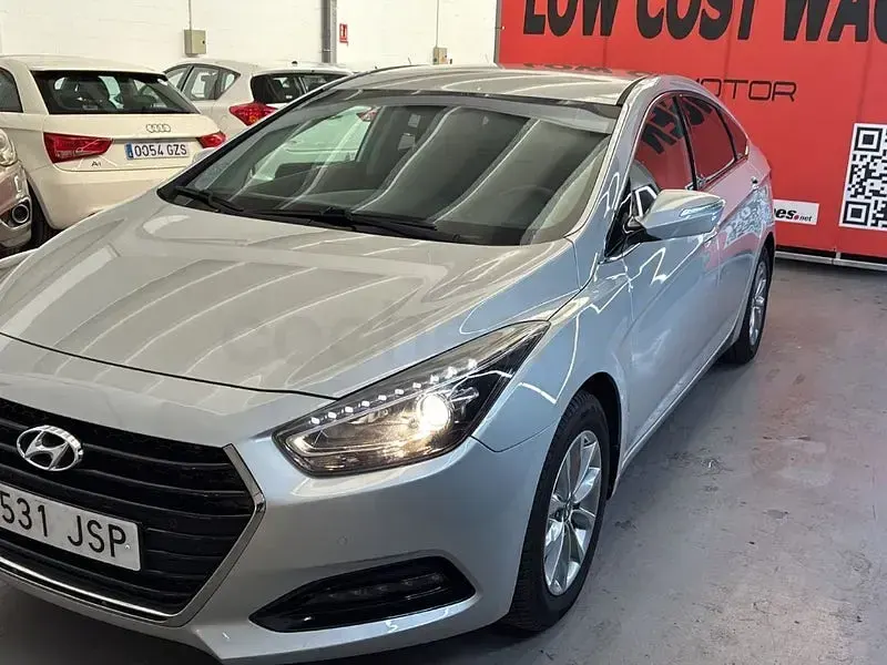 Usado Hyundai i40 115 CV (84 kW) 2016 Gris / plata Berlina