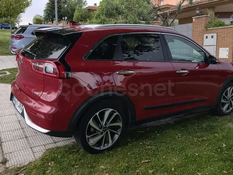 Usado Kia Niro 141 CV (103 kW) 2017 Granate SUV